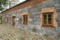 assets/Uploads/_resampled/SetWidth211-2LiubavodvaromalunasmuziejusSiauresvakarupuse.jpg
